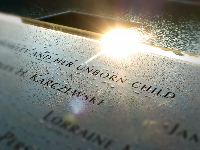 Noms gravés sur les bassins Memorial 11 septembre New York