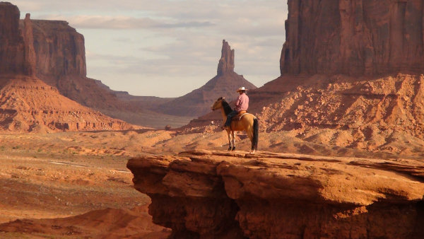 Indien à cheval au John Ford Point à Monument Valley