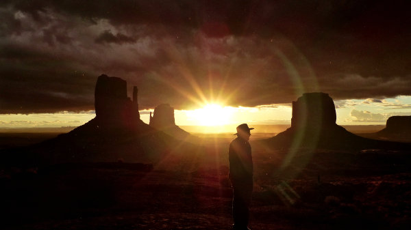 Pluie matinale à l'aurore à Monument Valley