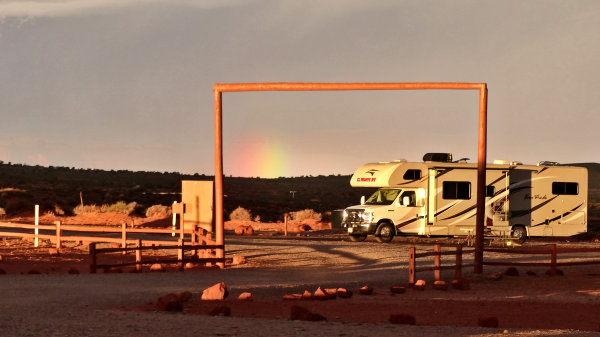 Arc-en-ciel sur le camping de Monument Valley