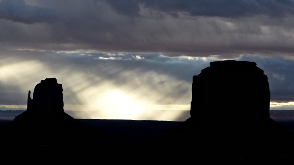 Monument Valley à contre jour sous une pluie matinale