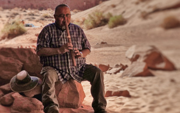 Guide jouant de la flûte Navajo à Monument Valley