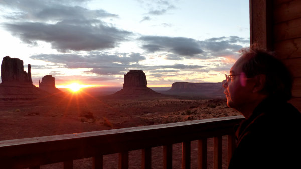 Aurore depuis le balcon d'une premium cabin à Monument Valley 