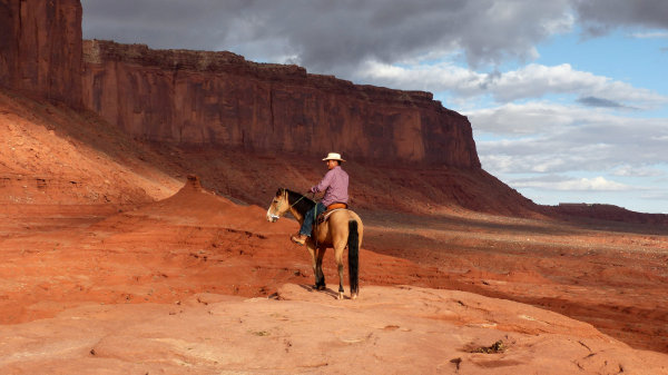Indien à cheval au John Ford Point à Monument Valley