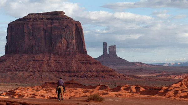Indien à cheval au John Ford Point à Monument Valley