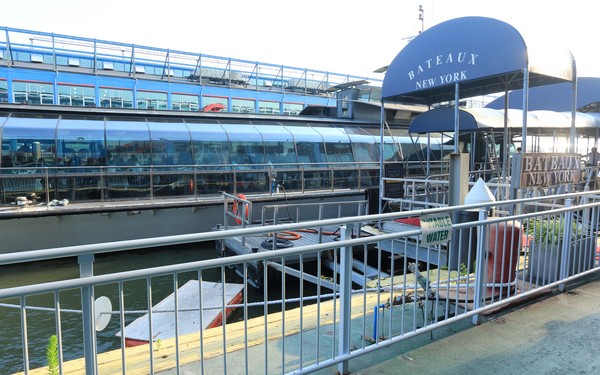 Bateaux New York à quai dîner-croisière