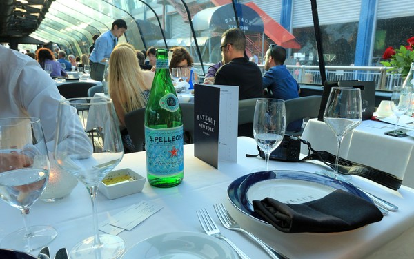 Bateaux New York dîner-croisière à table