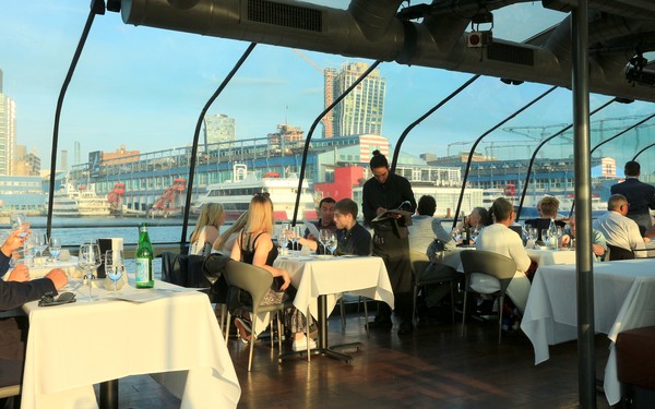 Bateaux New York dîner-croisière ambiance à bord