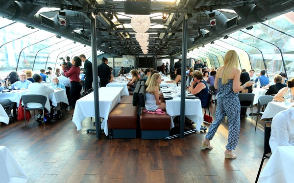 Bateaux New York dîner-croisière ambiance à bord