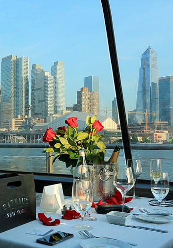 Bateaux New York dîner-croisière à table