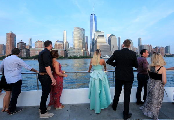Bateaux New York dîner-croisière sur le pont du bateau vue sur la Skyline de New York