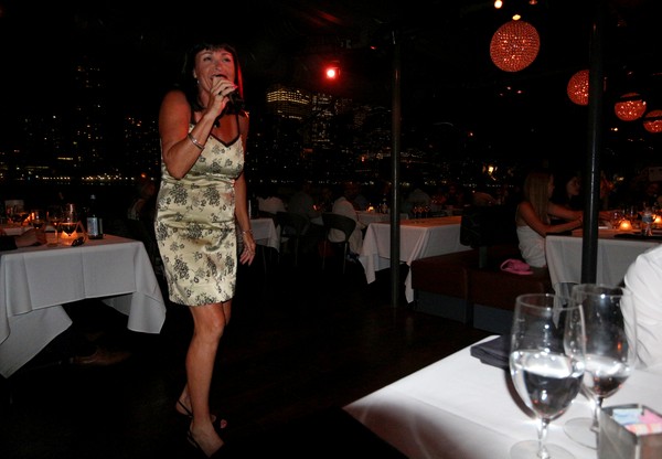 Bateaux New York dîner-croisière chanteuse jazz