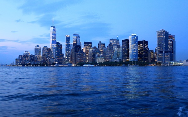 Bateaux New York dîner-croisière sur le pont du bâteau vue sur la Skyline de New York à la tombée de la nuit