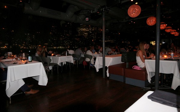 Bateaux New York dîner-croisière salle à la tombée de la nuit