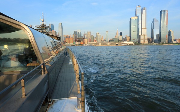 Bateaux New York dîner-croisière sur le pont du bateau vue sur la Skyline de New York