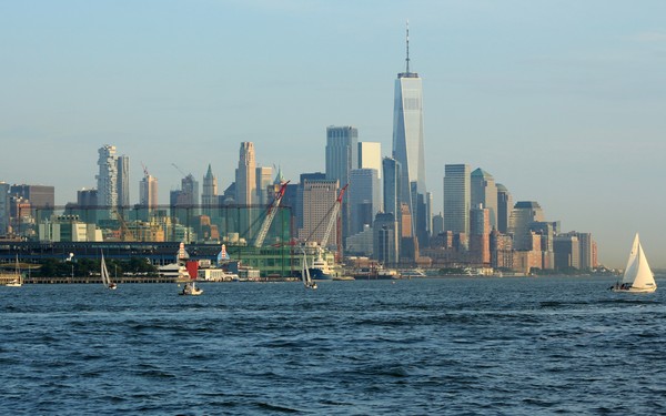 Bateaux New York dîner-croisière sur le pont du bateau vue sur la Skyline de New York