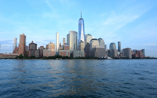Bateaux New York dîner-croisière sur le pont du bateau vue sur la Skyline de New York