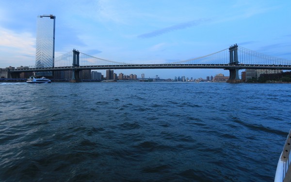 Bateaux New York dîner-croisière sur le pont du bâteau vue sur la Skyline de New York à la tombée de la nuit