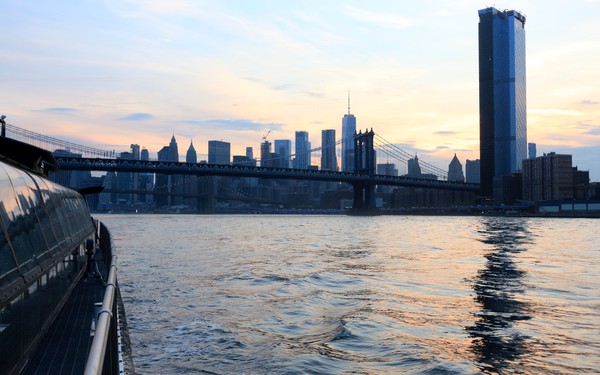 Bateaux New York dîner-croisière sur le pont du bâteau vue sur la Skyline de New York à la tombée de la nuit