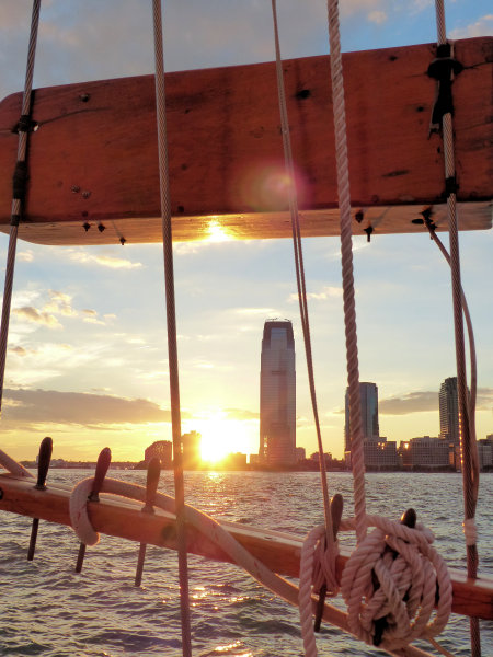 Manhattan au soleil couchant depuis la goélette
