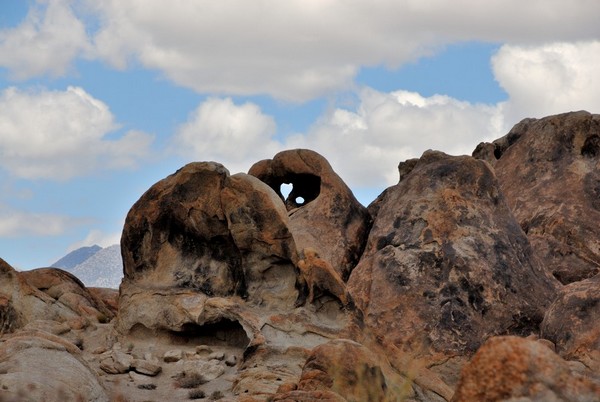 Heart : un cœur dans la roche Arch Trail Walk Alabama Hills