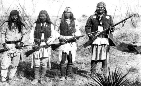 Chef Apache Geronimo et ses guerriers en 1886
