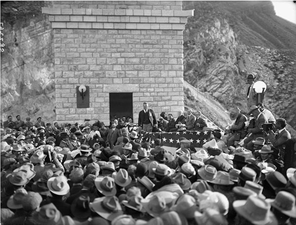 Dedication ceremonies of Roosevelt Dam, Col. Roosevelt speaking Walter J. Lubken, 18 mars 1911