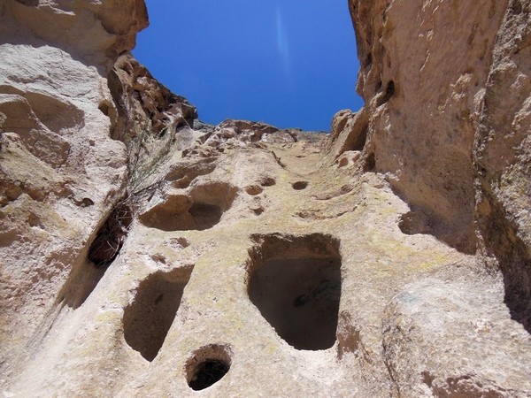 Grottes dans la falaise Bandelier