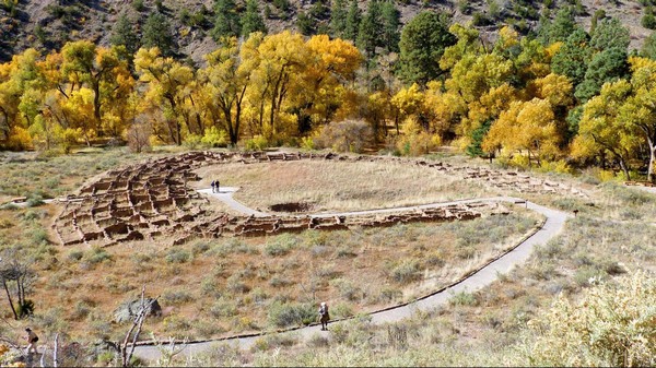 Vue sur Tyuonyi Pueblo depuis les falaises Bandelier National Monument