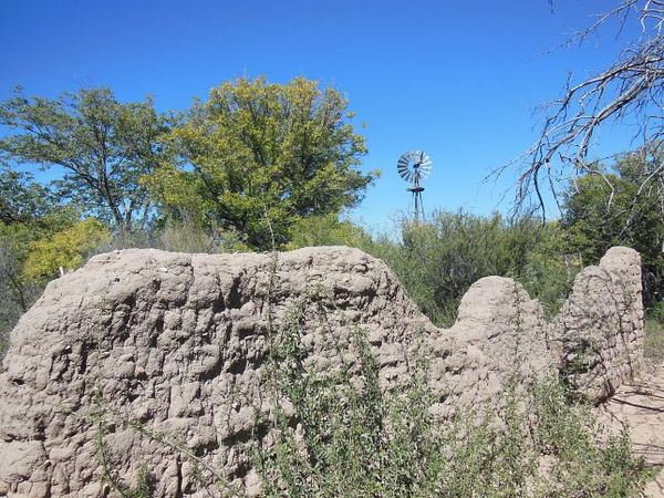 Vestige de mur en adobe Sam Nail Ranch