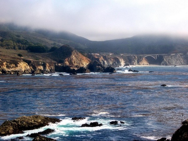 Bixby Creek Arch Bridge et les Santa Lucia sous la brume Vue depuis Rocky Point