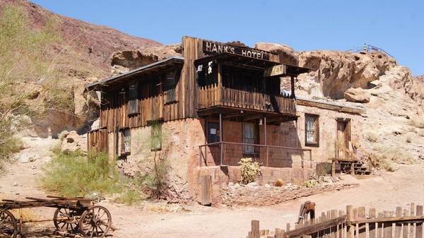 Hank's Hotel Calico