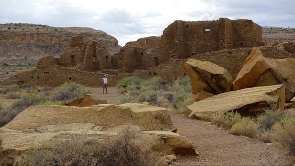 Pueblo Bonito et, au premier plan, le Threatening Rock tombé et morcelé Chaco Culture NHP