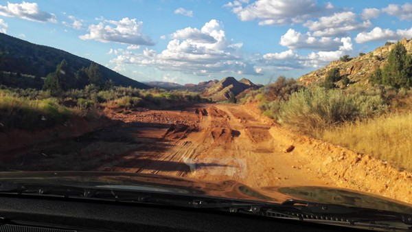 House Valley Road endommagée après la pluie en direction de Edmaier's Secret en Arizona