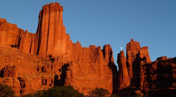 Vue depuis le parking au crépuscule Fisher Towers Utah