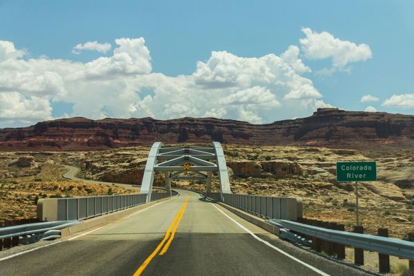 Le Hite Crossing Bridge enjambe le fleuve Colorado