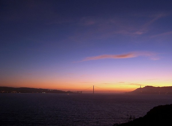 Golden Gate Bridge vu depuis Alcatraz au crépuscule