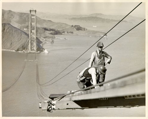 Deux ouvriers sur le Golden Gate Bridge en construction en 1935