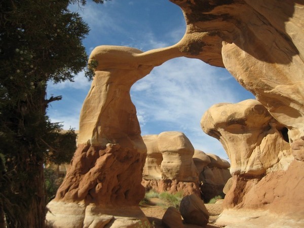 Metate Arch Devils Gqrden Hole in the Rock Road Utah
