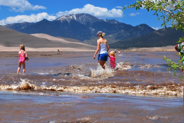 Jeux d’eau en famille dans Medano Creek Great Sand Dunes Colorado