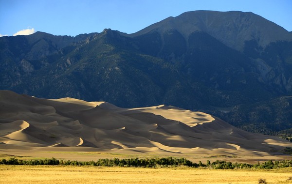 Sunrise sur les dunes depuis un patio du Great Sand Dunes lodge