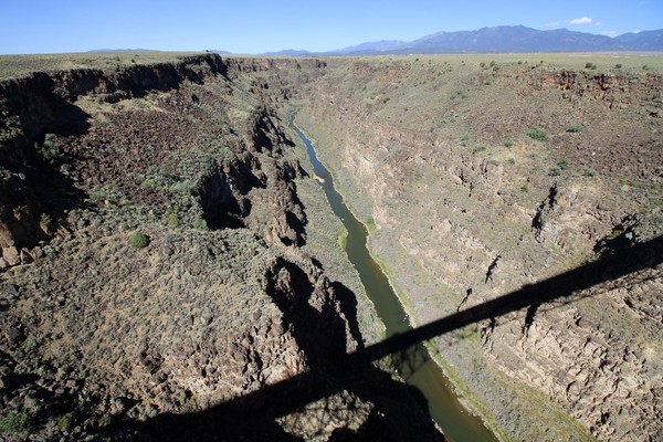 Près de Taos, la profonde gorge creusée par la rupture brutale du lac Alamosa. Au fond coule le Rio Grande