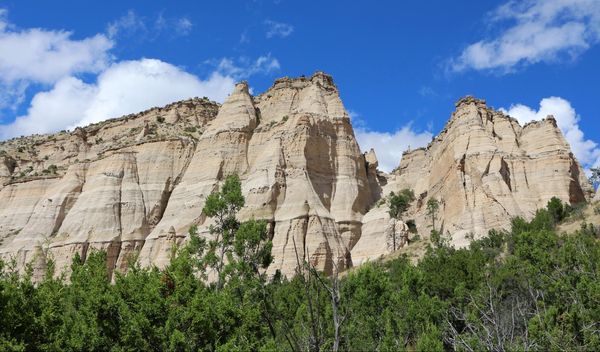 Vue sur les falaises blanches Cave Loop Trail Kasha-Katuwe Tent Rocks