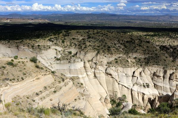 Vallée du Rio Grande depuis Slot Canyon Trail Kasha-Katuwe Tent Rocks