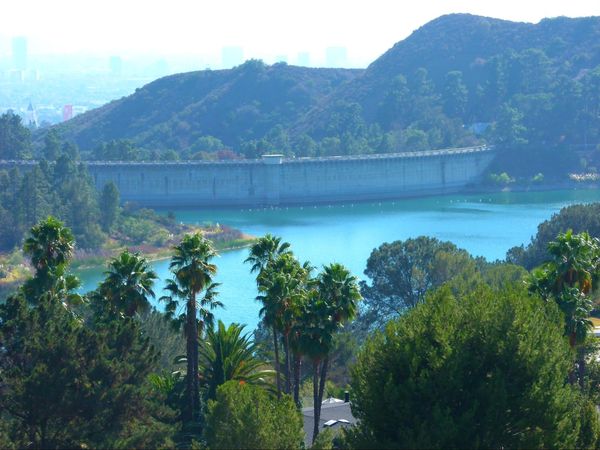 Zoom sur le barrage Hollywood Lake