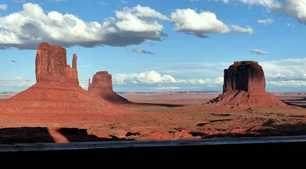 Vue sur Monument Valley depuis le balcon d’une cabin Premium