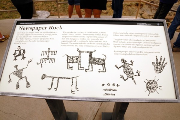 Panneau Newspaper Rock Petrified Forest National Park Arizona
