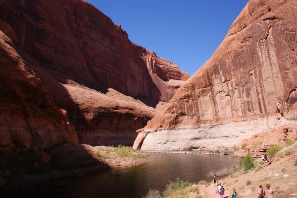 Courte marche vers le Rainbow Bridge National Monument