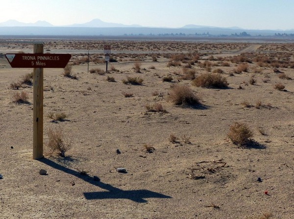 Piste d'accès aux Trona Pinnacles