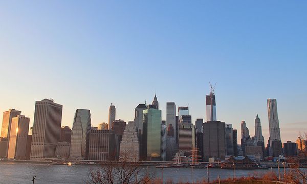 Vue sur la Skyline depuis la Brooklyn Heights Promenade New York